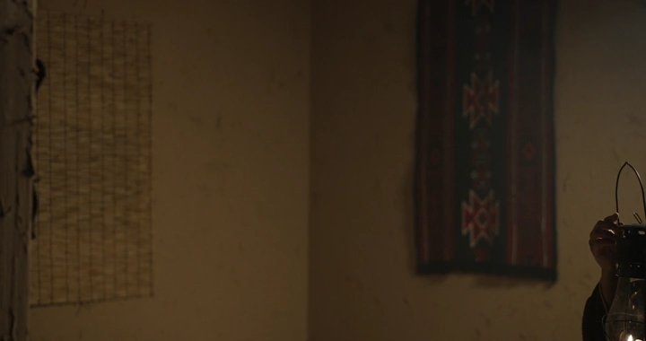 رجل سعودي يحمل سراج في غرفة تقليدية، لقطة داخلية.