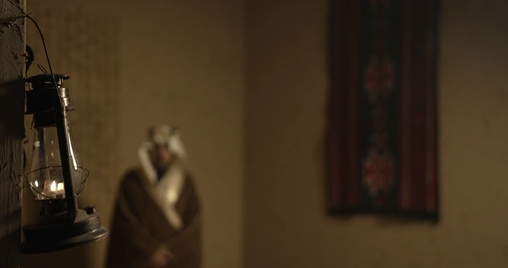 رجل سعودي في غرفة تقليدية مع سراج مضاء، لقطة داخلية