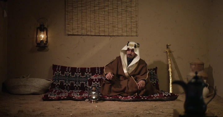 رجل سعودي يجلس في غرفة تقليدية مع سراج، لقطة داخلية .
