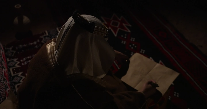 رجل سعودي يكتب على ورقة في يوم التأسيس، لقطة علوية.