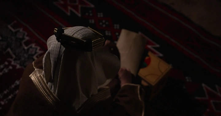 رجل سعودي يكتب على ورقة في يوم التأسيس، لقطة علوية.