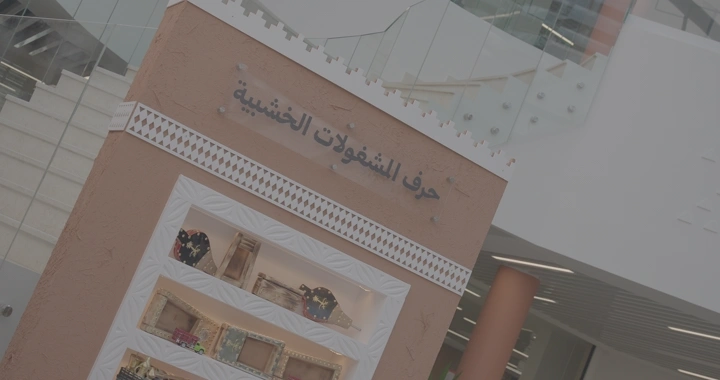 رجل يتأمل مدخنة مصنوعه بشكل يدوي في معرض حديث، لقطة قريبة .