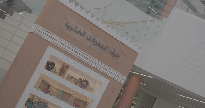 رجل يتأمل مدخنة مصنوعة بشكل يدوي  في معرض داخلي، لقطة قريبة .