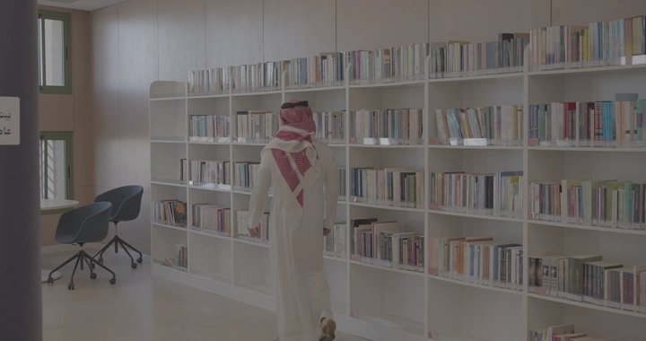 رجل في مكتبة حديثة، لقطة داخلية .