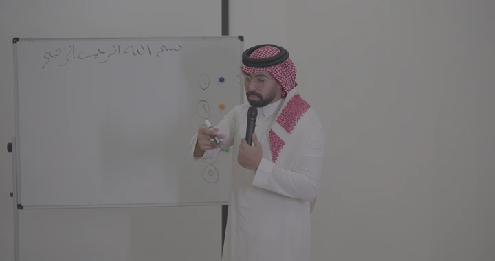 رجل يشرح للطلاب في فصل دراسي، لقطة داخلية.