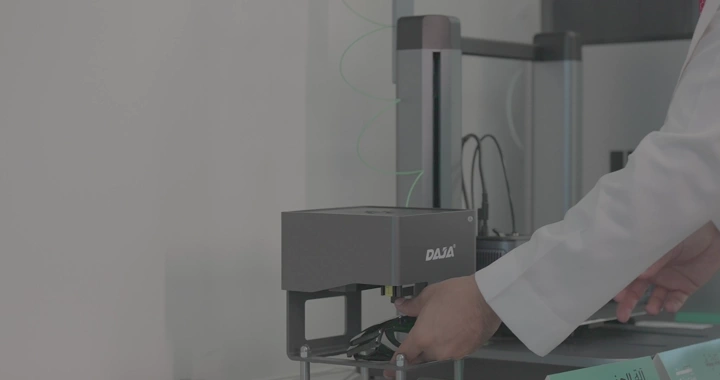 شخص يستخدم طابعة ثلاثية الأبعاد في مكتب، لقطة قريبة.