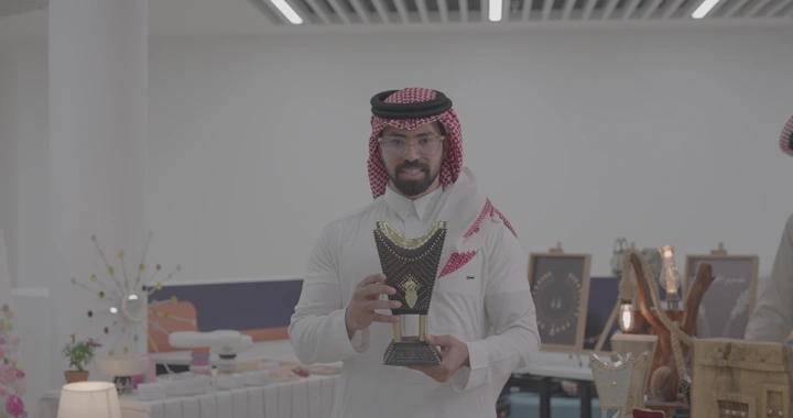 رجل يحمل مدخنة حائلية يدوية في معرض داخلي، لقطة داخلية.