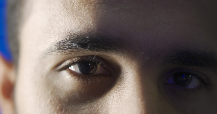 عين رجل في إضاءة خافتة، لقطة قريبة.