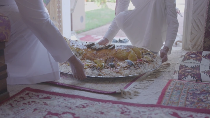 مفطح لحم في مجلس عربي، لقطة داخلية.