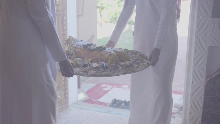 طبق مفطح لحم في مدخل منزل، لقطة داخلية.