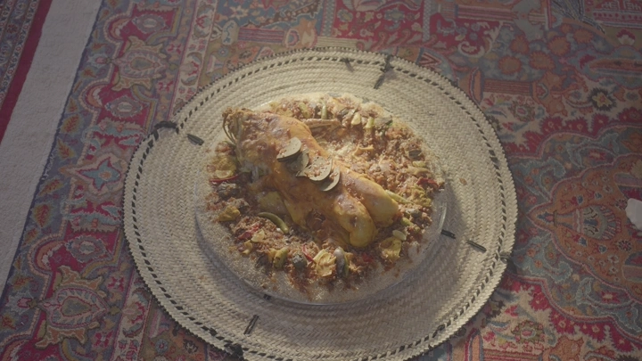 طبق مفطح لحم على سفرة تقليدية، لقطة علوية.