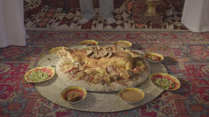 مفطح لحم على سجادة تقليدية، لقطة داخلية.