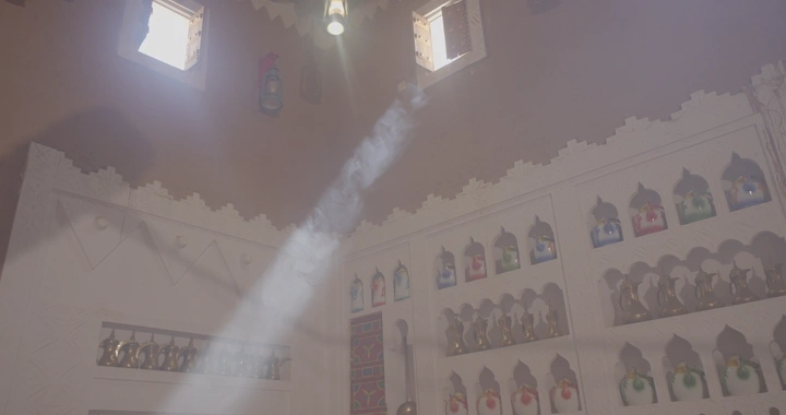 أشعة الشمس تدخل من نافذة في مجلس تراثي، لقطة داخلية.