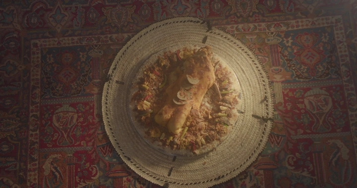 طبق مفطح على سجادة مزخرفة، لقطة علوية.