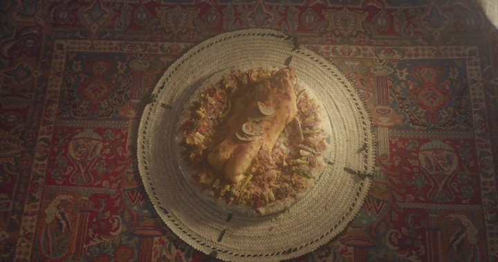 طبق مفطح على سجادة تقليدية، لقطة من الأعلى.