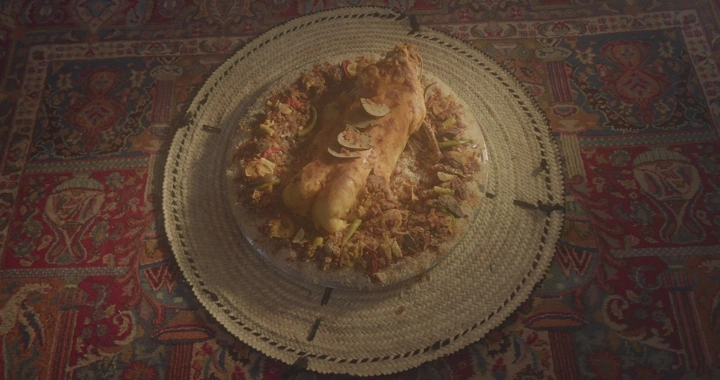 طبق مفطح على سجادة تقليدية، لقطة من الأعلى.