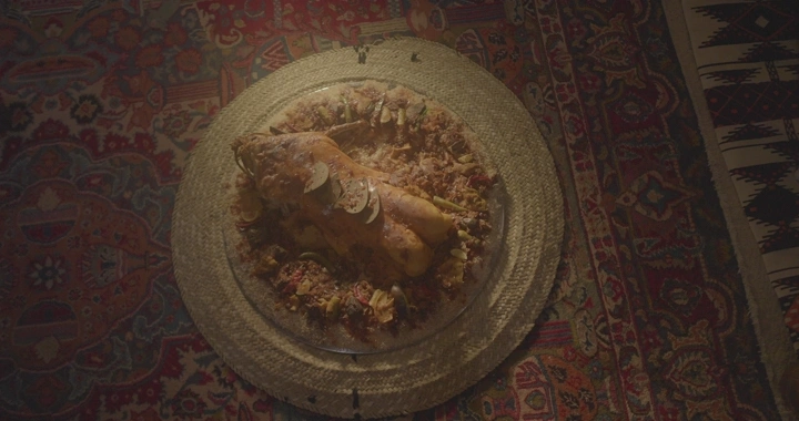 طبق مفطح على سجادة تقليدية، لقطة علوية.