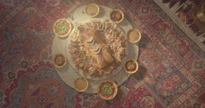 وليمة تقليدية على سجادة مزخرفة مأكولات شعبية ، منظر علوي.