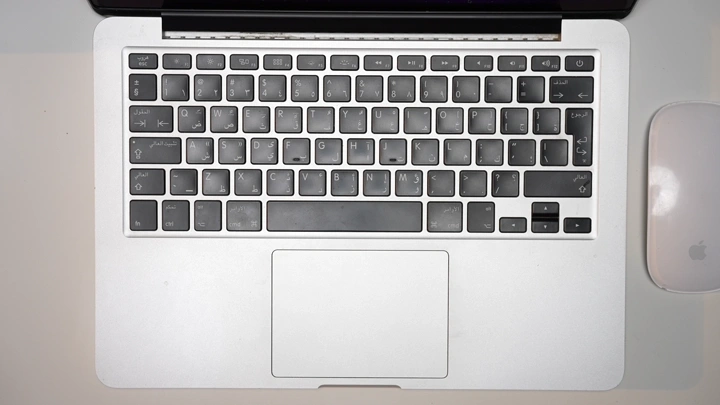 رجل يدخل بيانات على لوحة مفاتيح لابتوب من الأعلى، تصوير علوي.