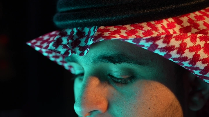 لقطة عيون لرجل سعودي يعمل على الكمبيوتر في مكتب، لقطة مقربة.