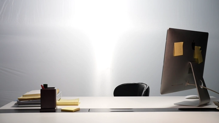 مكتب حديث مع جهاز كمبيوتر في بيئة عمل، لقطة داخلية.