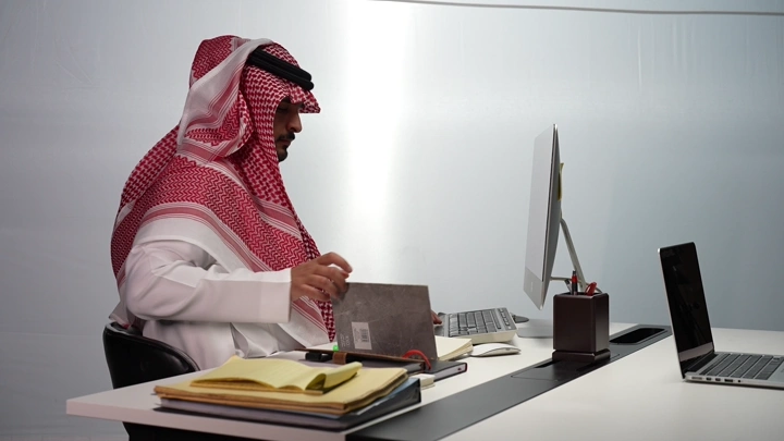 رجل سعودي في مكتب حديث، لقطة جانبية.