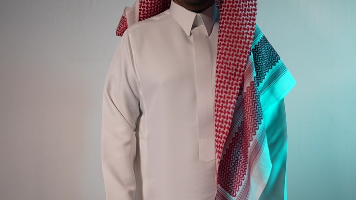 رجل يرتدي الزي السعودي التقليدي، لقطة استوديو.