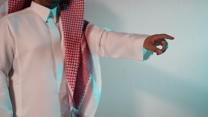رجل سعودي يشير بيده، تصوير داخلي.