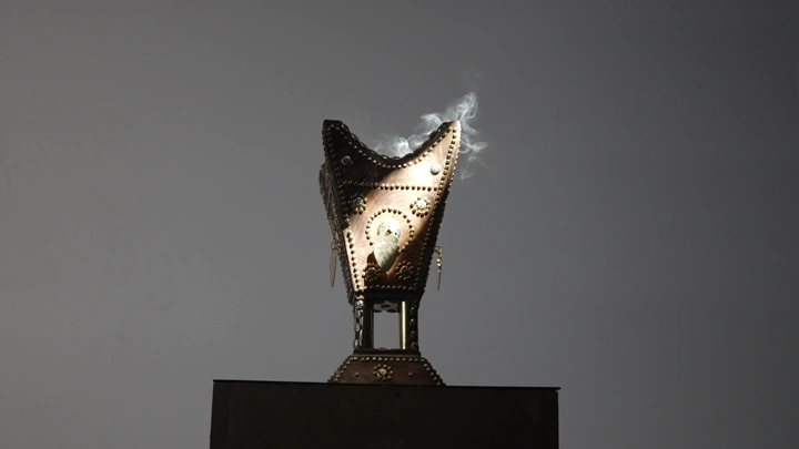 مبخرة تقليدية مع عود مشتعلة، لقطة قريبة.