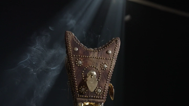 مبخرة تقليدية مع عود في ضوء خافت، لقطة مقربة.