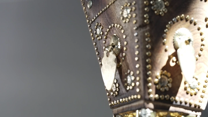 تفاصيل مبخرة مزخرفة في إضاءة خافتة، لقطة مقربة.