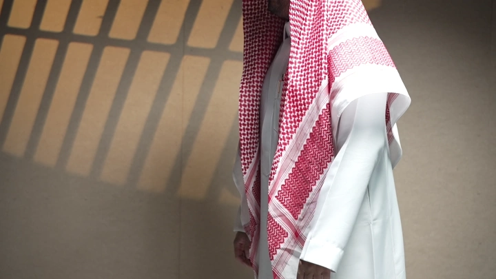 رجل يقدم مبخرة لشخص آخر في غرفة تقليدية، لقطة قريبة.