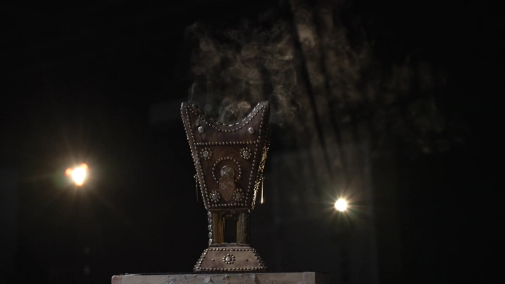 مبخرة تقليدية تطلق الدخان في غرفة مظلمة، لقطة قريبة.