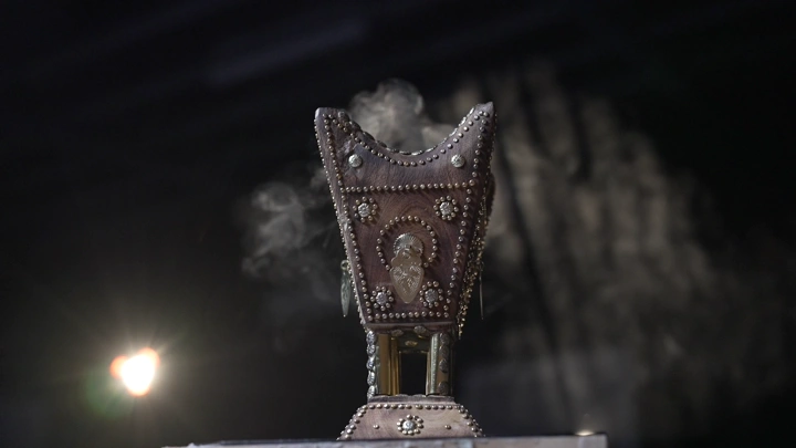 مبخرة عود تقليدية في غرفة مظلمة، لقطة مقربة.