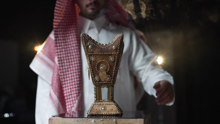رجل سعودي يحمل مبخرة تقليدية، لقطة قريبة.