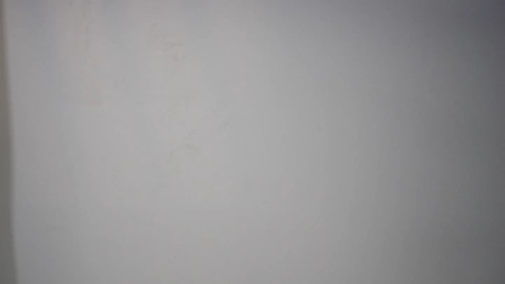 مصافحة بين شخصين بملابس تقليدية، لقطة مقربة.