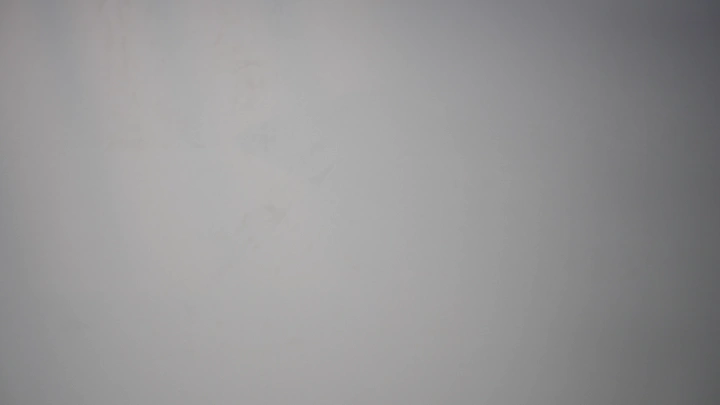 مصافحة بين شخصين في بيئة عمل، لقطة قريبة.