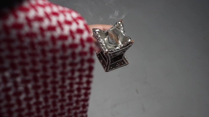 رجل سعودي يحمل مبخرة، لقطة قريبة.