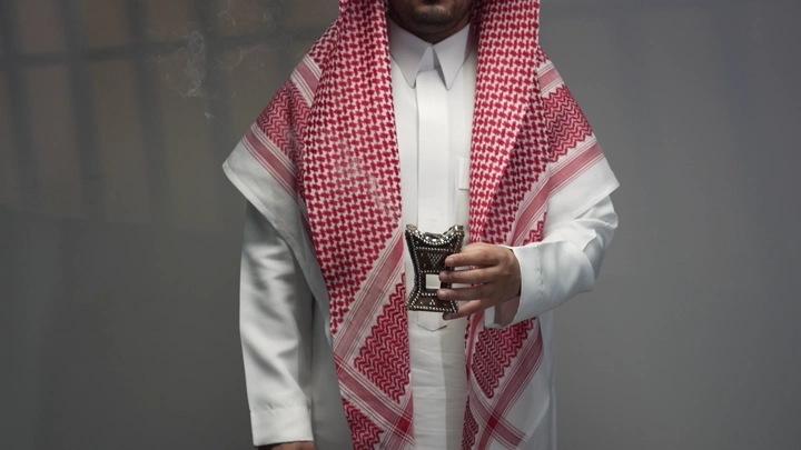 رجل سعودي يحمل مبخرة تقليدية، لقطة داخلية