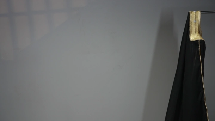 رجل يأخذ البشت السعودي ، إضاءة داخلية.