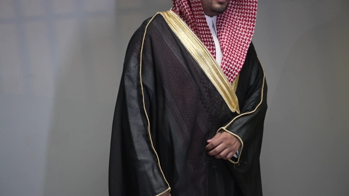 رجل يرتدي الثوب السعودي التقليدي، لقطة داخلية.