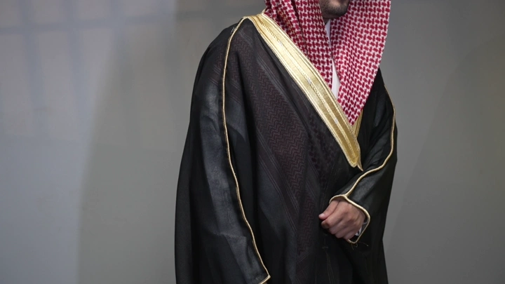 رجل يرتدي الزي السعودي التقليدي، لقطة داخلية.
