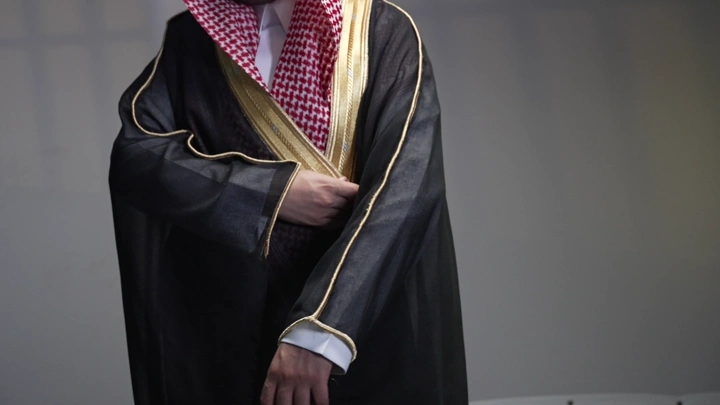 رجل يرتدي الزي السعودي التقليدي في الداخل، لقطة قريبة.