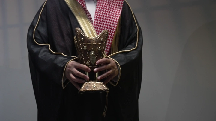 رجل سعودي يحمل مبخرة تقليدية، لقطة داخلية