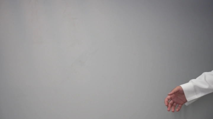 مصافحة بين شخصين في بيئة مكتبية، لقطة مقربة.