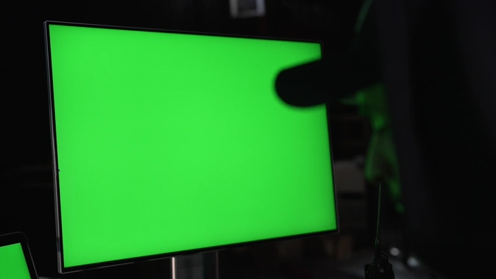 شاشة كروما خضراء في استوديو، لقطة داخلية.