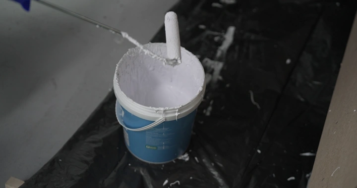 دلو دهان أبيض على الأرض، لقطة مقربة.