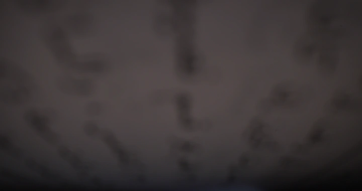 شخص يفتح كتاب ، لقطة قريبة.