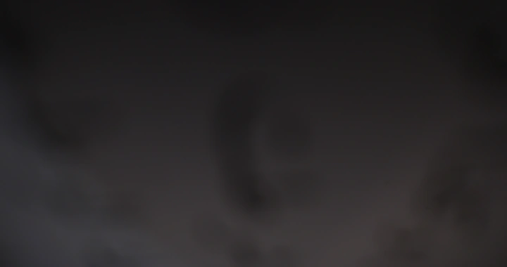 رجل يقرأ كتابًا في غرفة هادئة، لقطة قريبة.