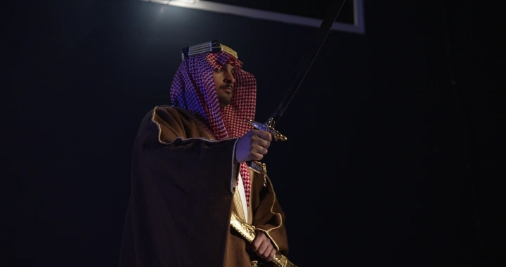 رجل يرتدي الزي التقليدي يمسك سيفًا، إضاءة سينمائيه.